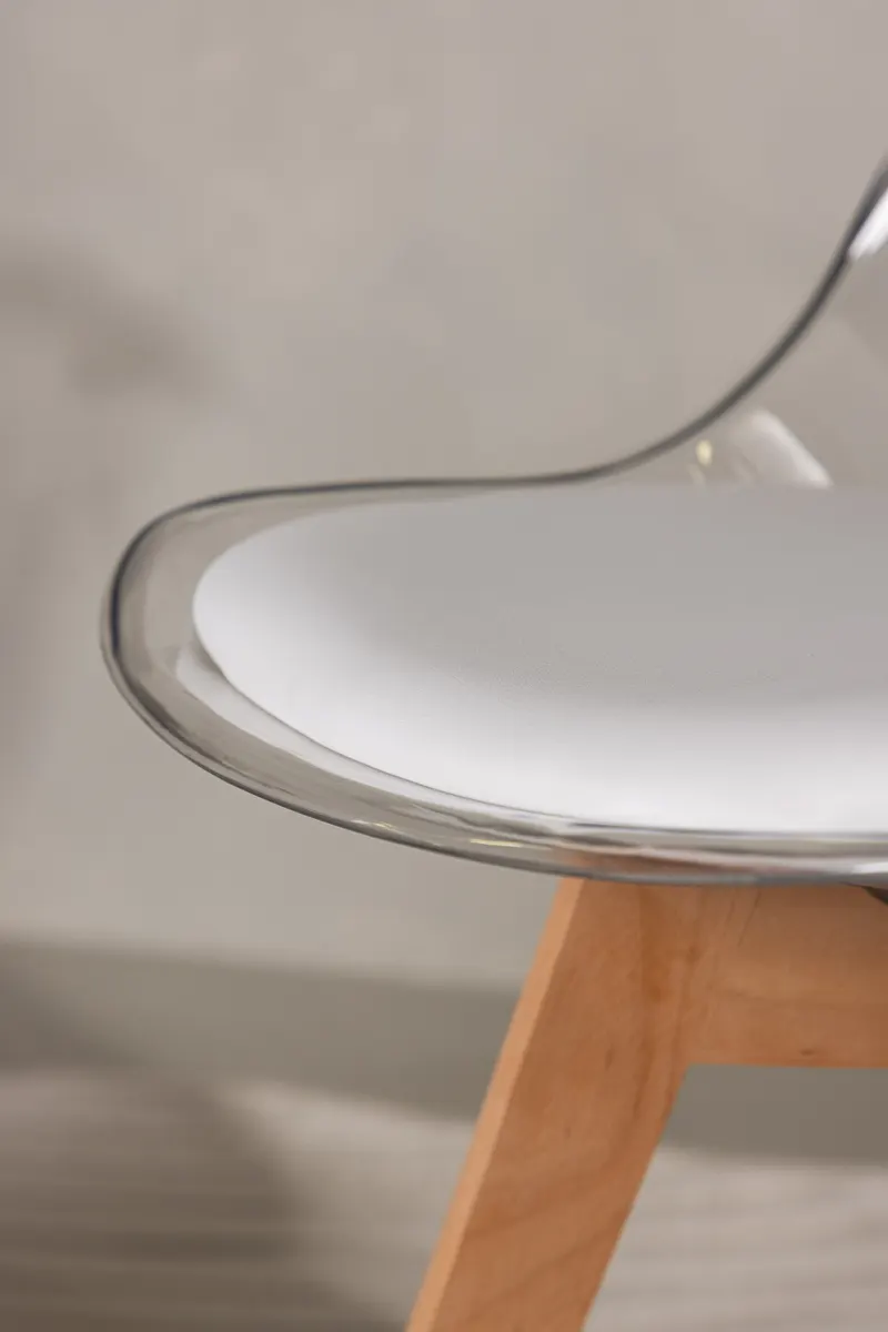 Edvin Esszimmerstuhl mit transparenter Schale und Birkenbeinen, im Wohnraum, Ansicht 4