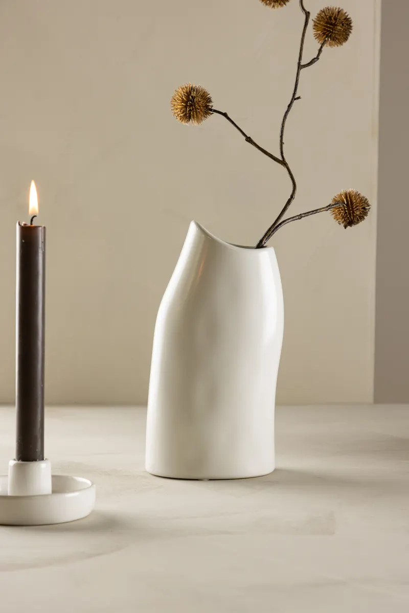 Ernst Vase mit schräg angeschnittenem Rand aus Steinzeug in Weiß, im Wohnraum, Ansicht 1
