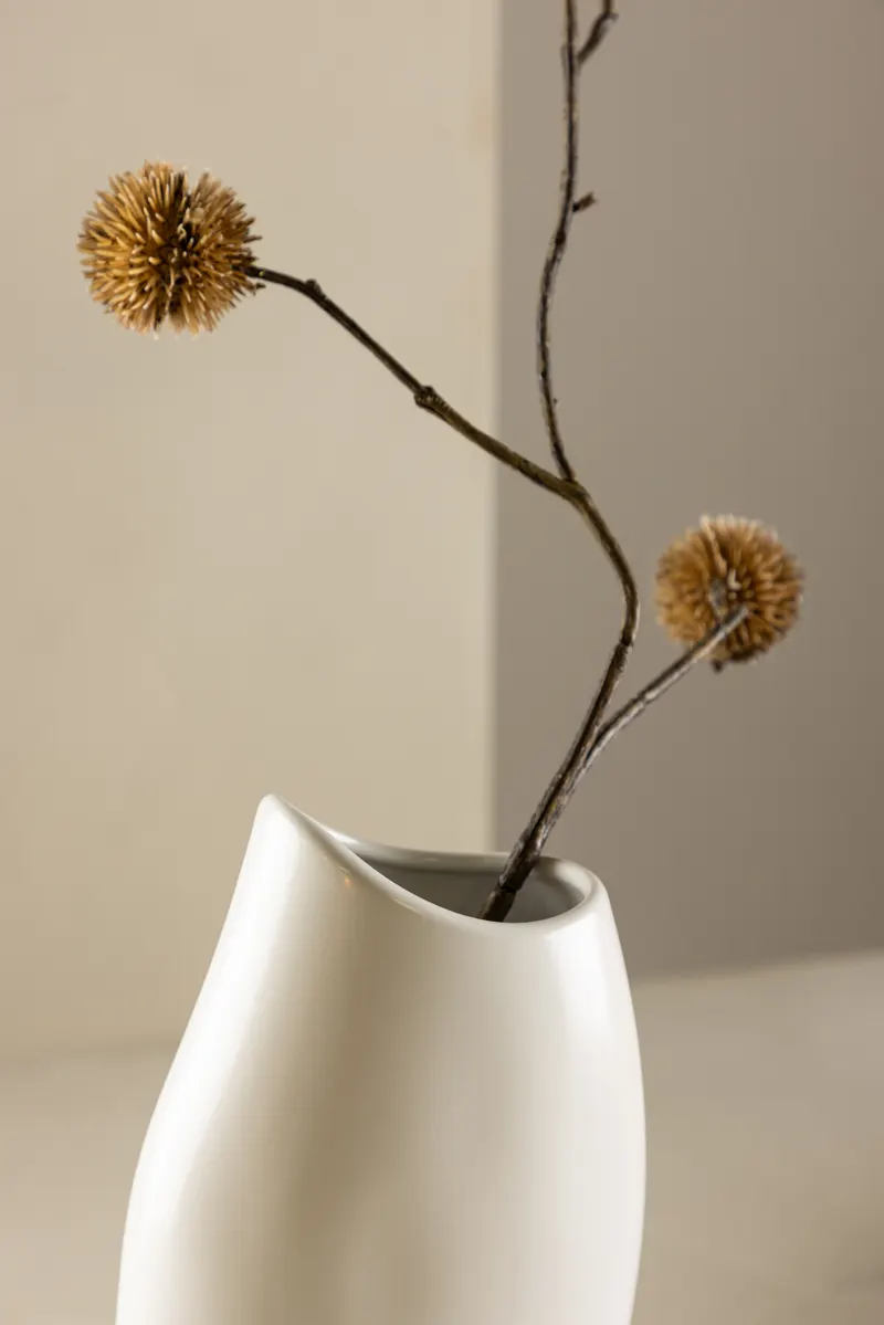 Ernst Vase mit schräg angeschnittenem Rand aus Steinzeug in Weiß, im Wohnraum, Ansicht 2