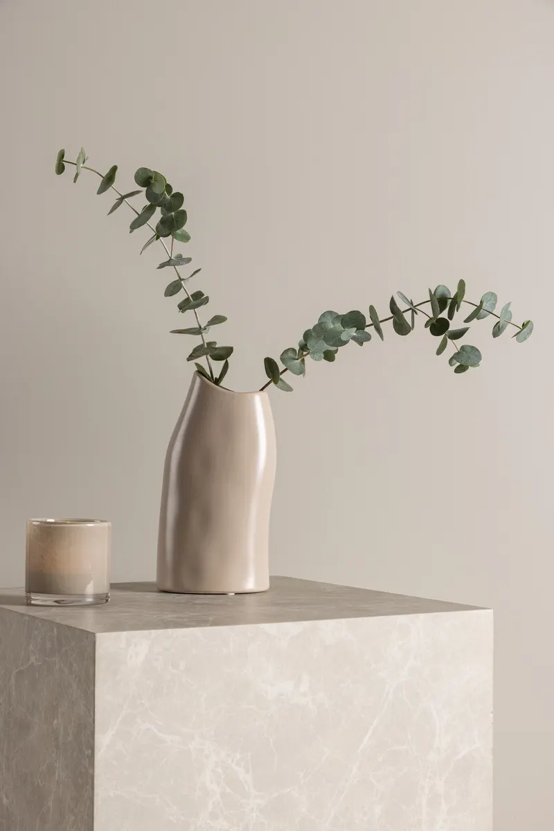 Ernst Vase mit schräg angeschnittenem Rand aus Steinzeug in Beige, im Wohnraum, Ansicht 1