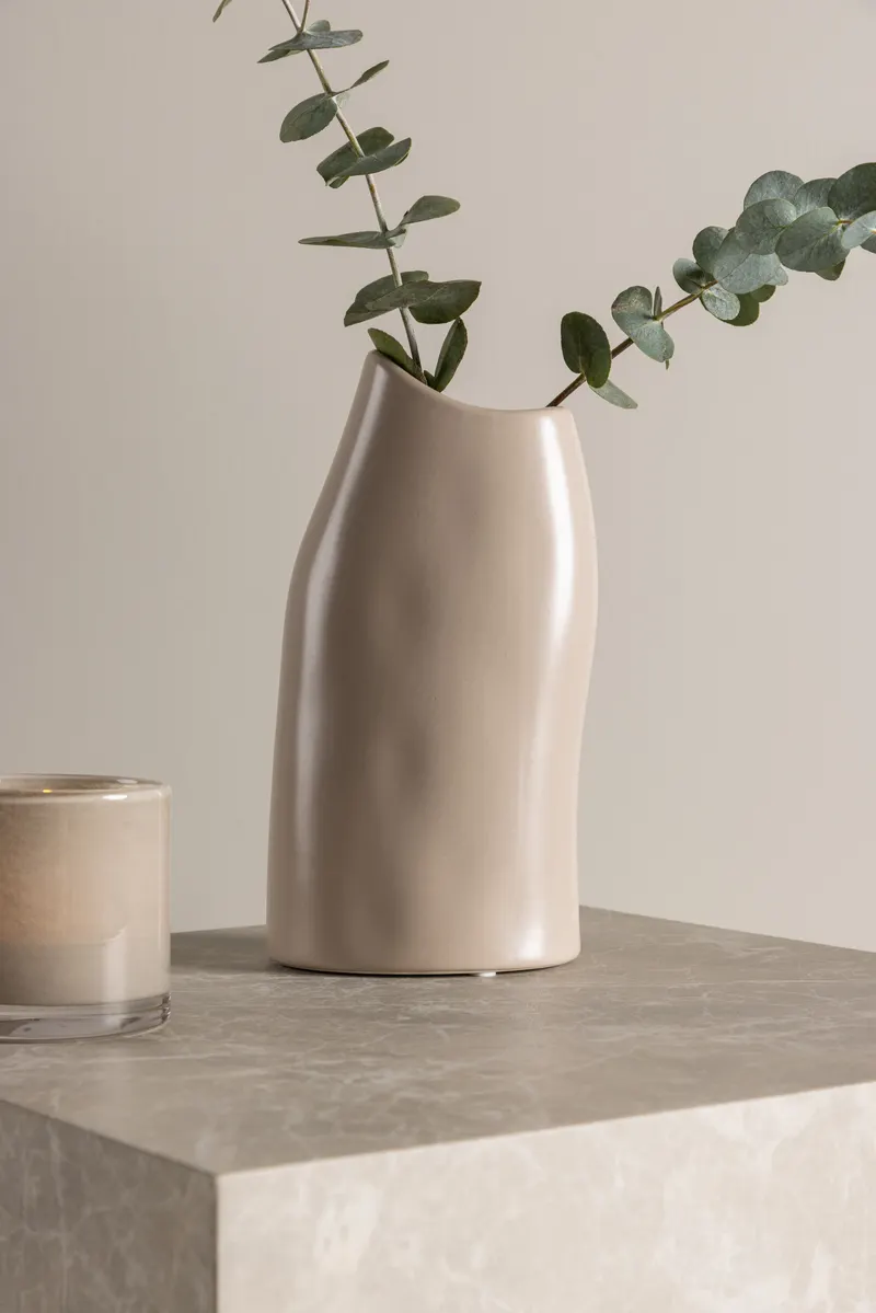 Ernst Vase mit schräg angeschnittenem Rand aus Steinzeug in Beige, im Wohnraum, Ansicht 2