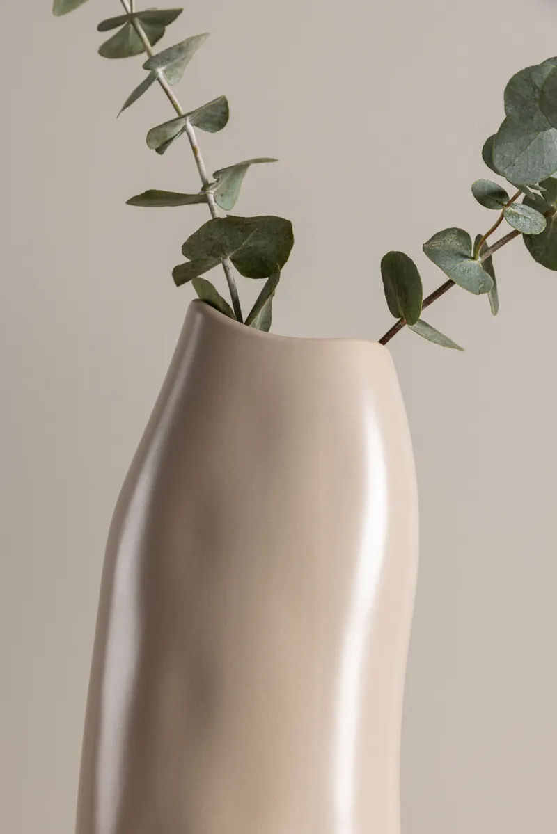 Ernst Vase mit schräg angeschnittenem Rand aus Steinzeug in Beige, im Wohnraum, Ansicht 3
