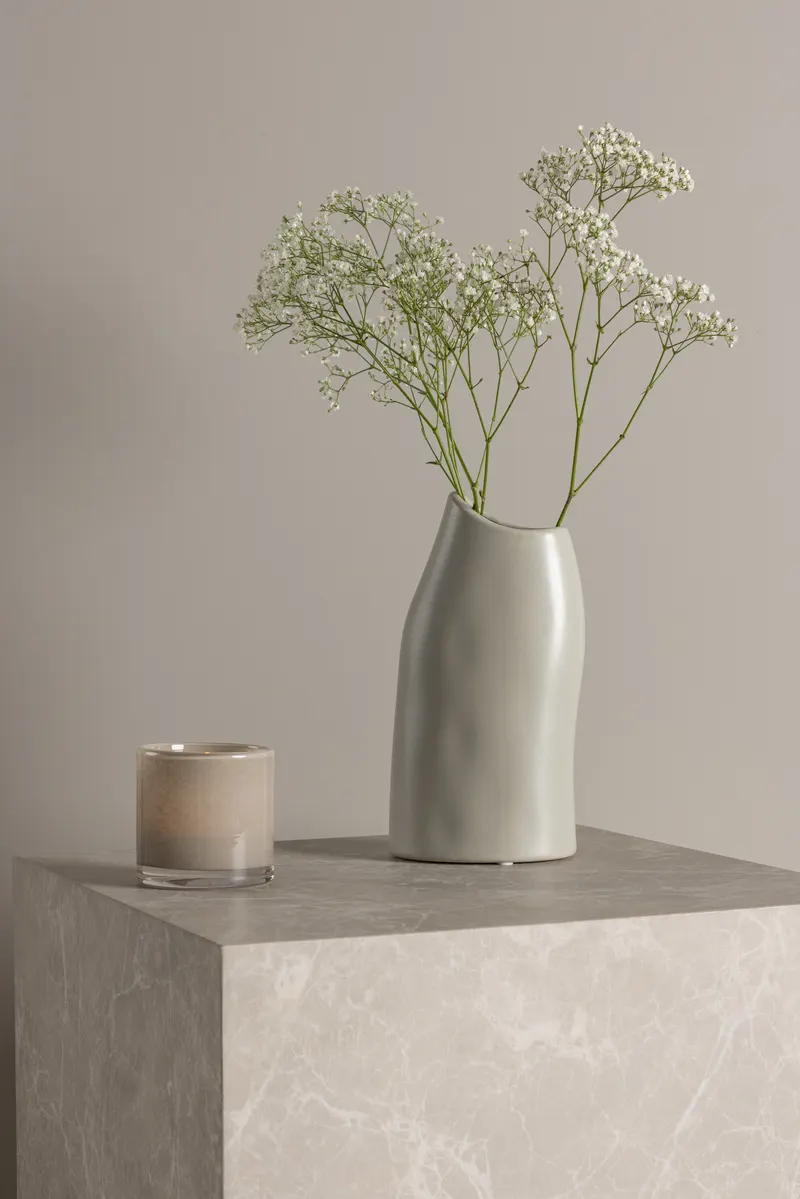 Ernst Vase mit schräg angeschnittenem Rand aus Steinzeug in Hellgrau, im Wohnraum, Ansicht 1