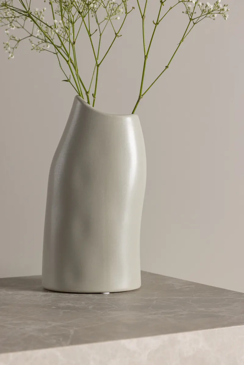 Ernst Vase mit schräg angeschnittenem Rand aus Steinzeug in Hellgrau, im Wohnraum, Ansicht 2