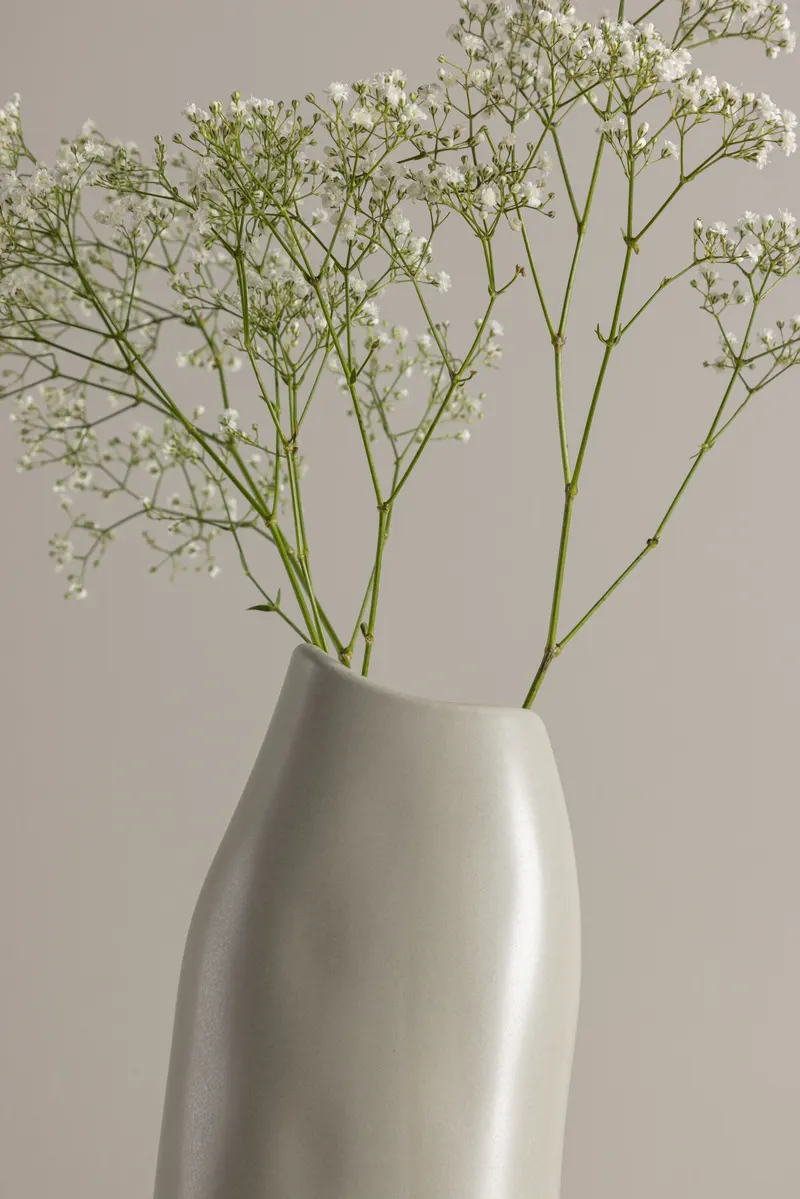 Ernst Vase mit schräg angeschnittenem Rand aus Steinzeug in Hellgrau, im Wohnraum, Ansicht 3