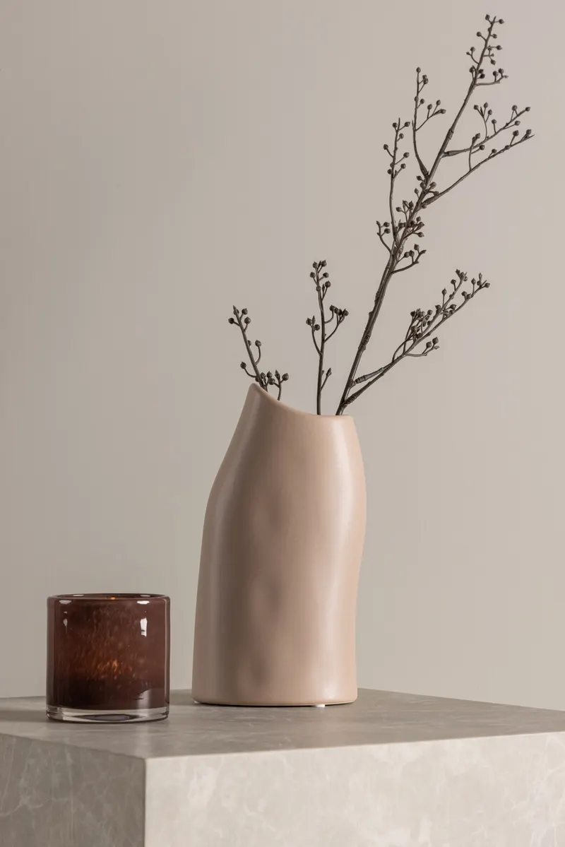 Ernst Vase mit schräg angeschnittenem Rand aus Steinzeug in Hellrosa, im Wohnraum, Ansicht 1