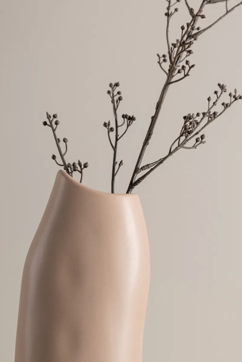 Ernst Vase mit schräg angeschnittenem Rand aus Steinzeug in Hellrosa, im Wohnraum, Ansicht 2
