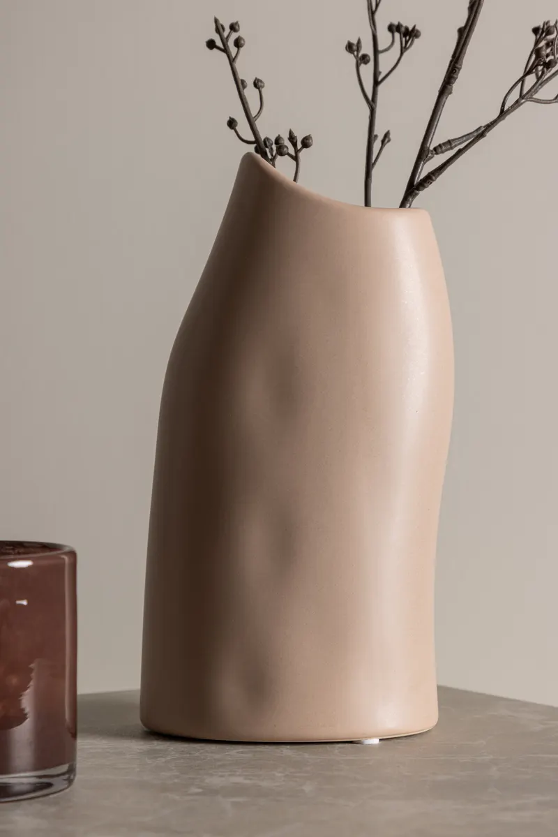 Ernst Vase mit schräg angeschnittenem Rand aus Steinzeug in Hellrosa, im Wohnraum, Ansicht 3
