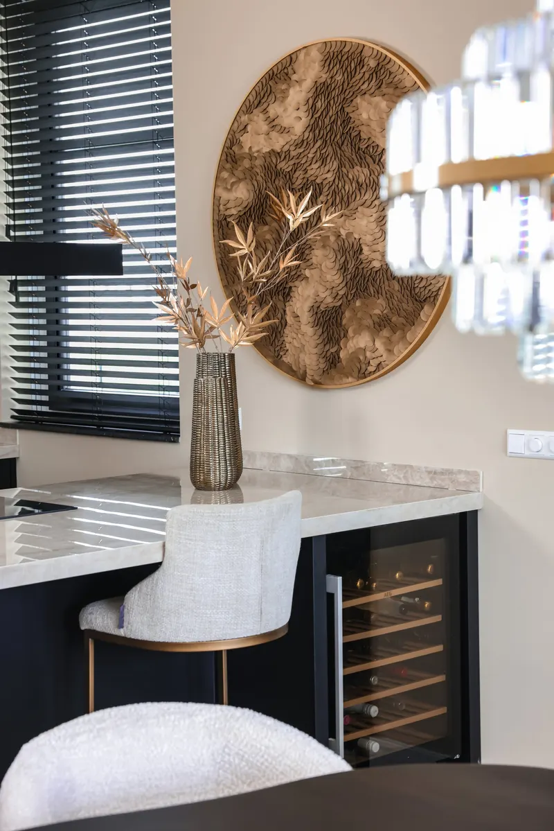 Wandbild Bloom, Goldfarben von Richmond Interiors, Wohnbeispiel 30, im Wohnraum