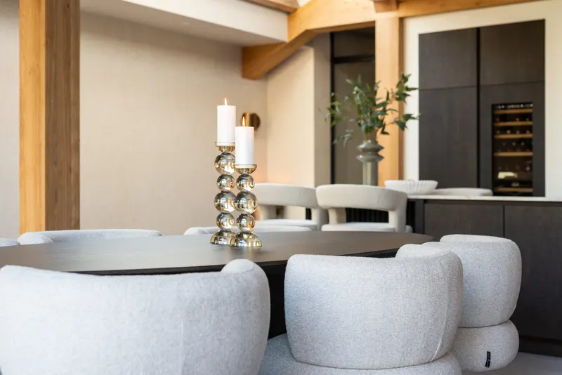 Alexis Biscotti, drehbar von Richmond Interiors, Wohnbeispiel 13, im Wohnraum