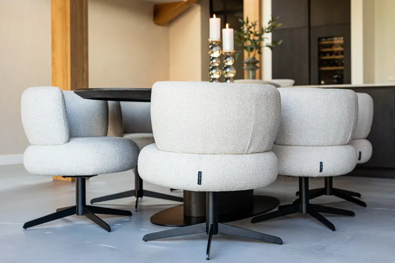 Alexis Biscotti, drehbar von Richmond Interiors, Wohnbeispiel 14, im Wohnraum
