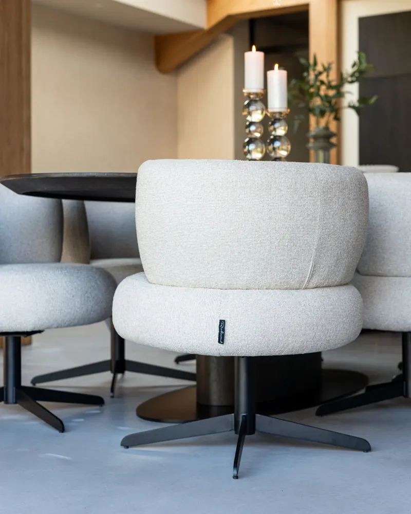 Alexis Biscotti, drehbar von Richmond Interiors, Wohnbeispiel 18, im Wohnraum