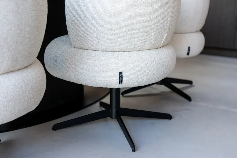 Alexis Biscotti, drehbar von Richmond Interiors, Wohnbeispiel 19, im Wohnraum