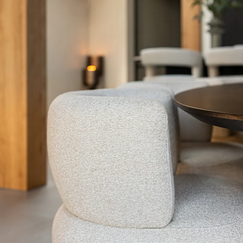 Alexis Biscotti, drehbar von Richmond Interiors, Wohnbeispiel 21, im Wohnraum