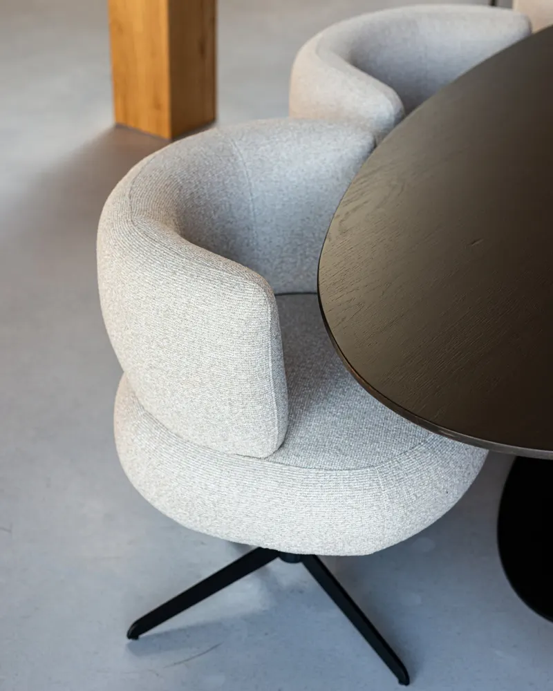 Alexis Biscotti, drehbar von Richmond Interiors, Wohnbeispiel 22, im Wohnraum
