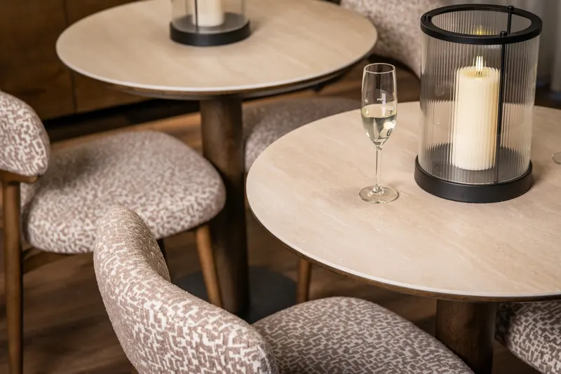 Bistrotisch Ritz, Braun, 75 cm Ø von Richmond Interiors, Wohnbeispiel 7, im Wohnraum