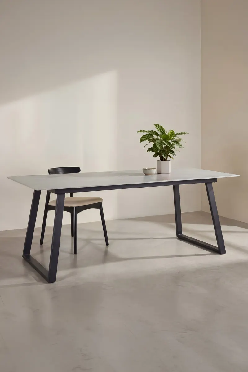 Estelle rechteckiger Esstisch in 200 × 90 cm, Dunkelgrau, Gestell Schwarz, im Wohnraum, Ansicht 1