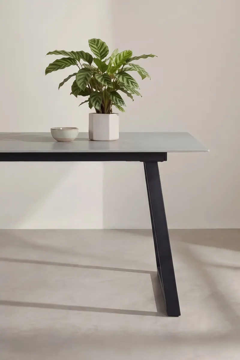 Estelle rechteckiger Esstisch in 200 × 90 cm, Dunkelgrau, Gestell Schwarz, im Wohnraum, Ansicht 3