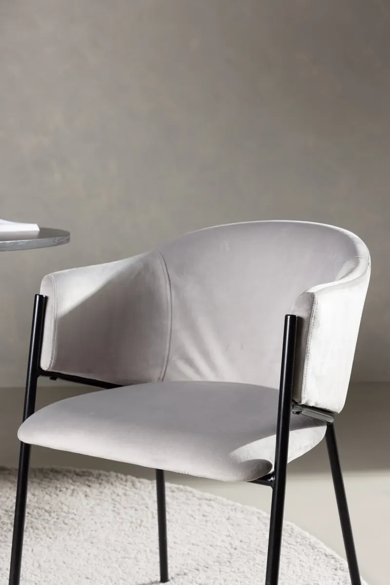 Evelina Esszimmerstühle im 2er-Set in Grau, Gestell Schwarz, Polyester-Samt, im Wohnraum, Ansicht 2