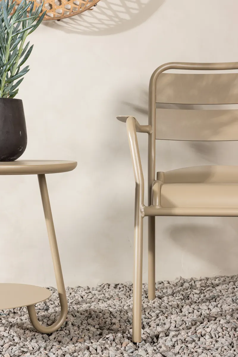 Faro Balkonmöbel-Set aus Aluminium mit zwei Armlehnstühlen und rundem Tisch, im Wohnraum, Ansicht 2