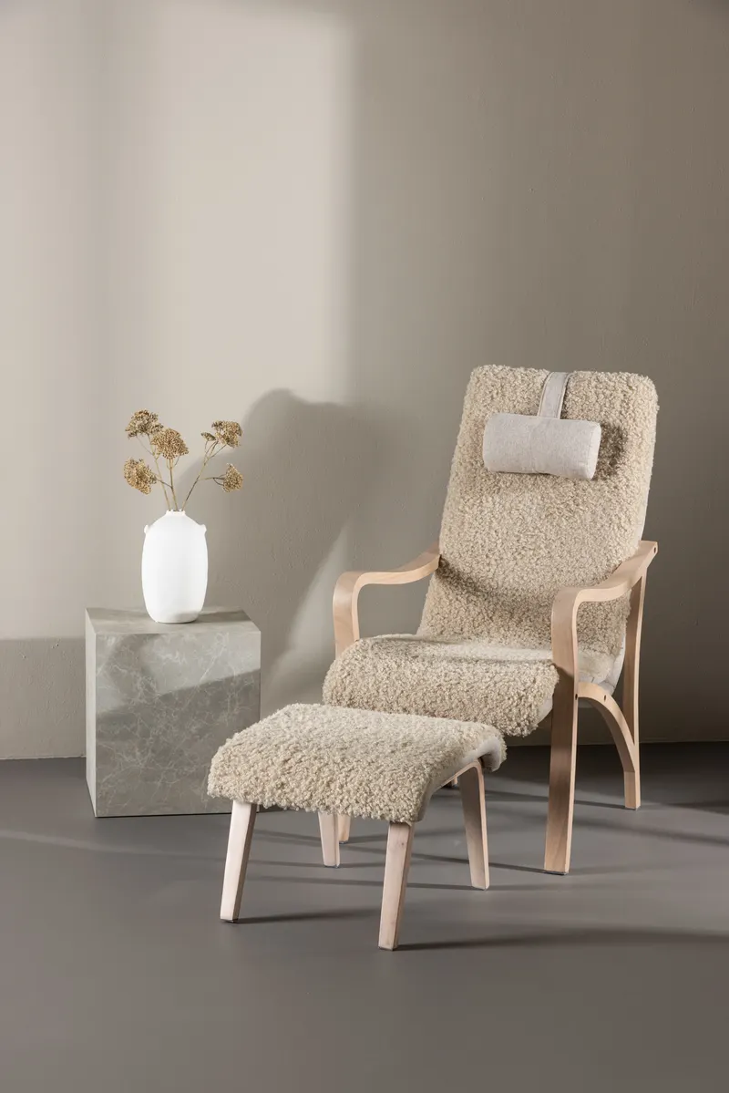 Fårö Loungesessel mit Fußhocker in Braun, Gestell Beige, im Wohnraum, Ansicht 1
