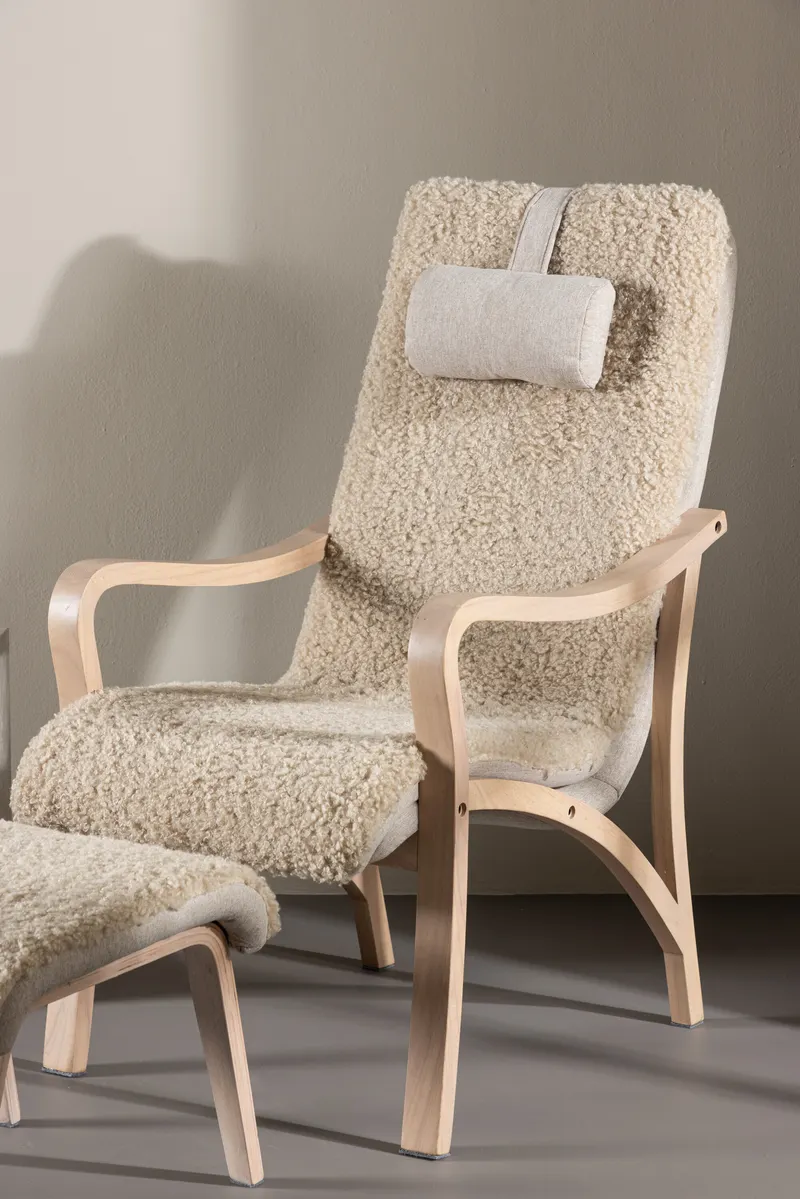 Fårö Loungesessel mit Fußhocker in Braun, Gestell Beige, im Wohnraum, Ansicht 2