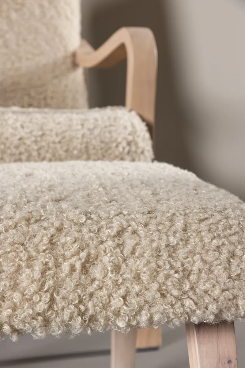 Fårö Loungesessel mit Fußhocker in Braun, Gestell Beige, im Wohnraum, Ansicht 3