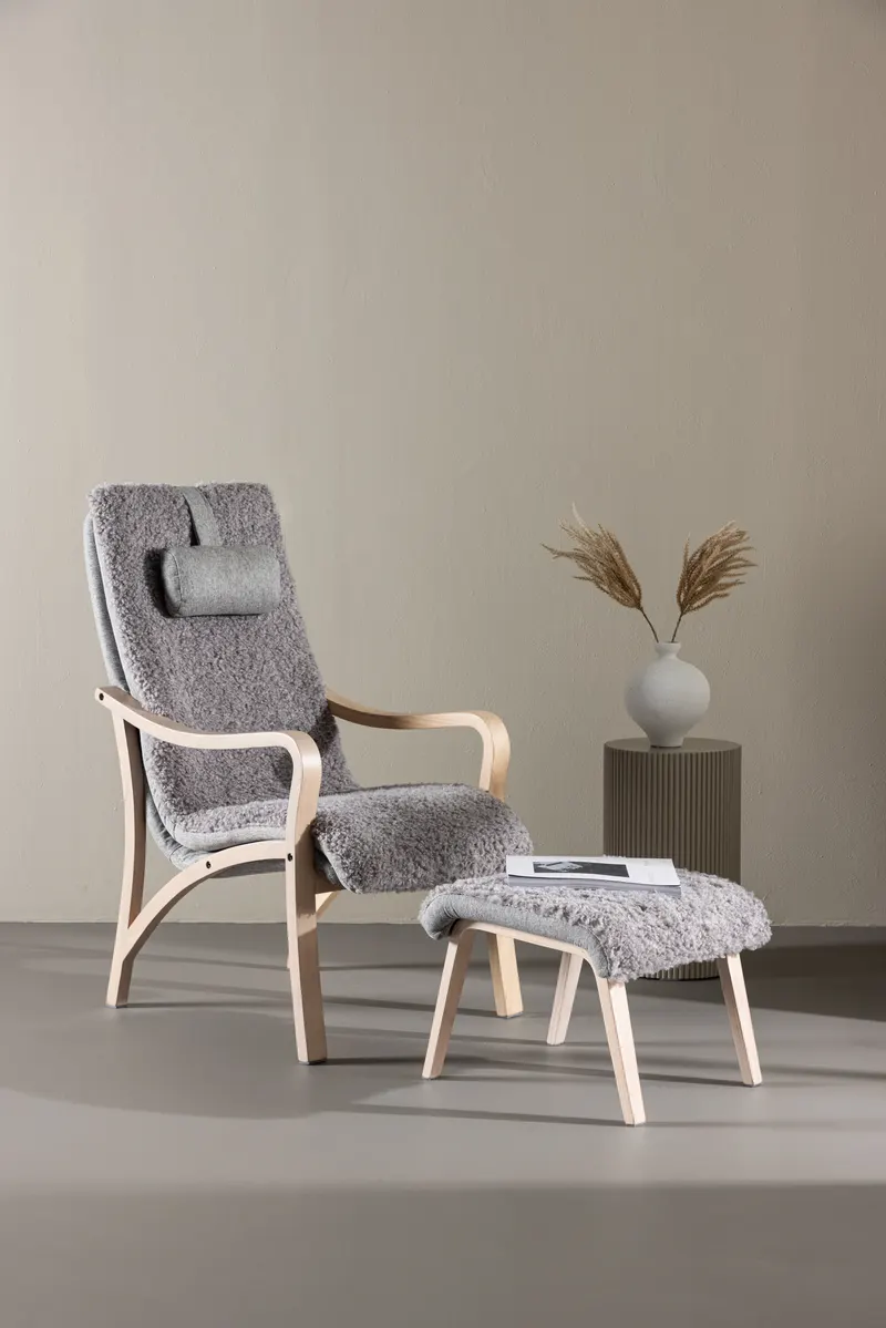 Fårö Loungesessel mit Fußhocker in Hellgrau, Gestell Whitewash, im Wohnraum, Ansicht 1