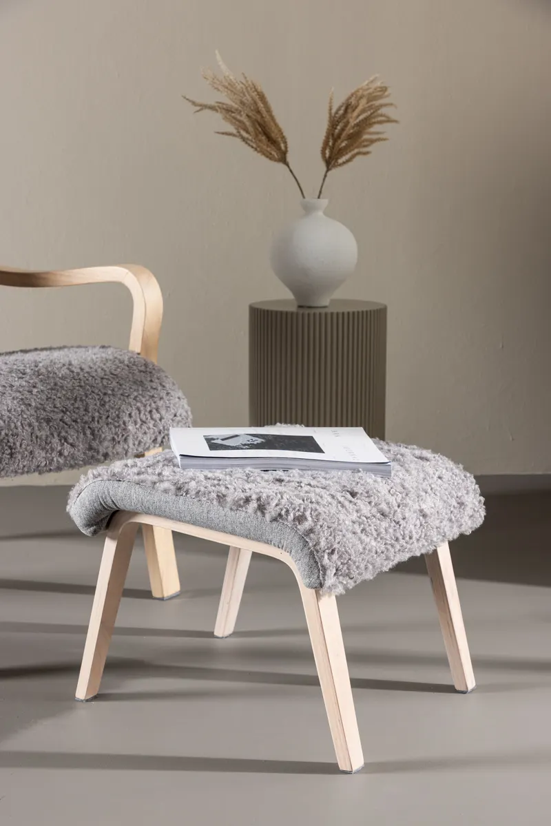 Fårö Loungesessel mit Fußhocker in Hellgrau, Gestell Whitewash, im Wohnraum, Ansicht 3
