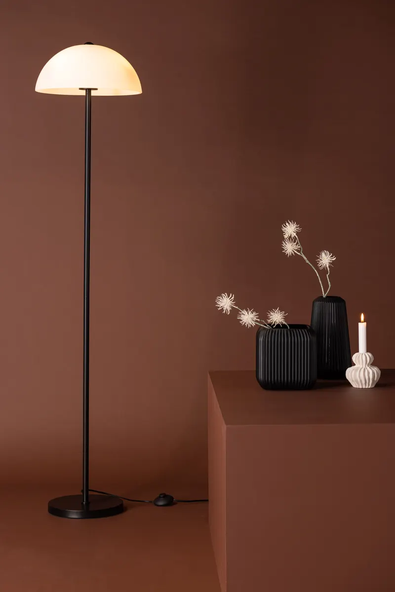 Ferrand Stehlampe mit Glasschirm, im Wohnraum, Ansicht 1