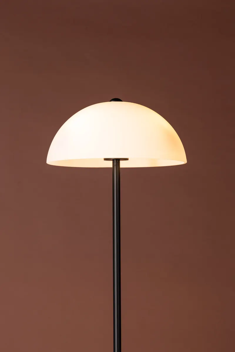 Ferrand Stehlampe mit Glasschirm, im Wohnraum, Ansicht 2