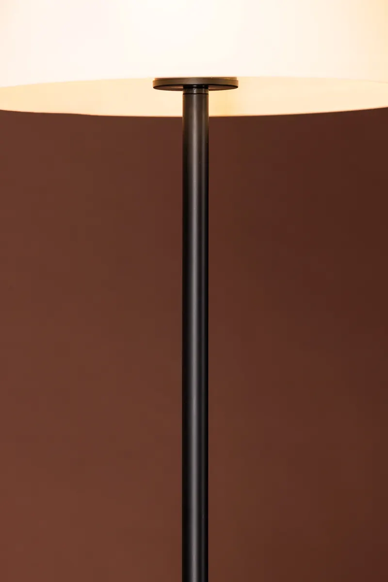 Ferrand Stehlampe mit Glasschirm, im Wohnraum, Ansicht 3