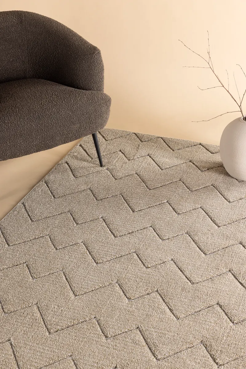 Fia Kurzflor-Teppich mit Zickzackmuster in 290 × 200 cm, Braun, im Wohnraum, Ansicht 2