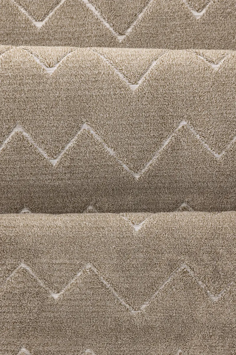 Fia Kurzflor-Teppich mit Zickzackmuster in 290 × 200 cm, Braun, im Wohnraum, Ansicht 3