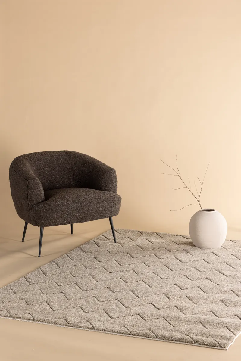 Fia Kurzflor-Teppich mit Zickzackmuster in 230 × 160 cm, Braun, im Wohnraum, Ansicht 1