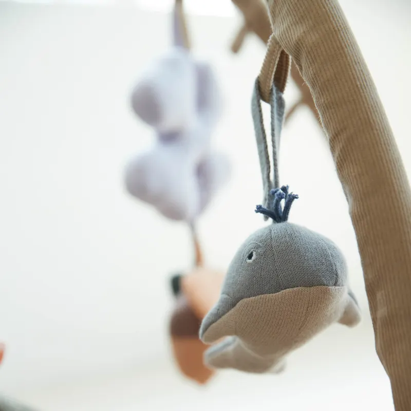 FILIBABBA Aktivitätsspielzeug Willie, gestrickter Wal aus Bio-Baumwolle, Grau, Höhe 8 cm, Breite 10 cm, Länge 16 cm, Ansicht 3