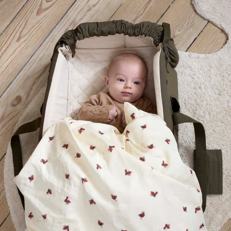 FILIBABBA Babybettwäsche Lucky aus GOTS-zertifizierter Bio-Baumwolle, Naturweiß mit rotem Käfermotiv, Bettbezug 70 × 100 cm; Kissenbezug 45 × 40 cm, Ansicht 3