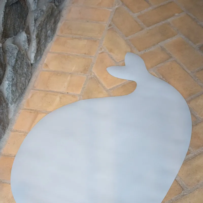 Bodenmatte Christian der Wal aus recyceltem PU-Leder, FILIBABBA, Perlblau, 65 × 100 cm, Ansicht 3