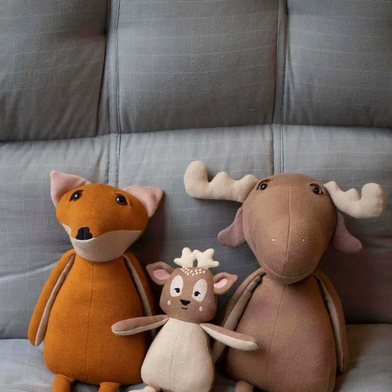 Fuchs-Kuscheltier Freya aus Baumwollstrick mit Polyesterfüllung, FILIBABBA, Dunkelorange, 50 × 25 × 15 cm (H × B × L), Ansicht 3