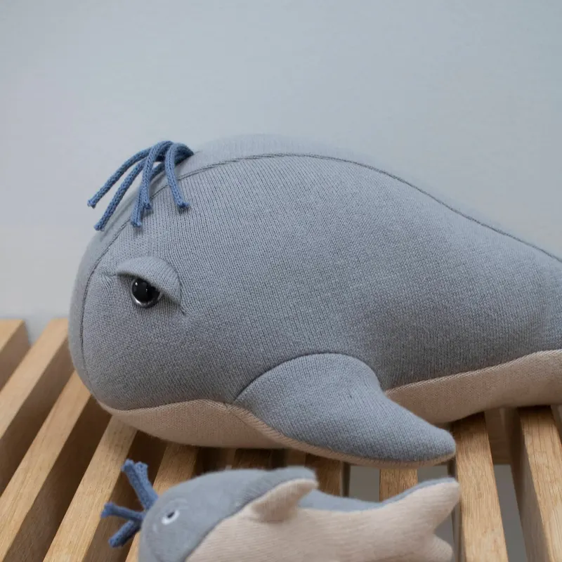 FILIBABBA Kuscheltier Willie der Wal aus Bio-Baumwolle, Grau, Länge 33 cm, Breite 21 cm, Höhe 15 cm, Ansicht 4