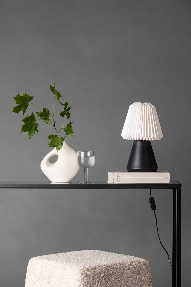 Fjällen Tischlampe mit Plisseeschirm und konischem Fuß in Schwarz, im Wohnraum, Ansicht 1