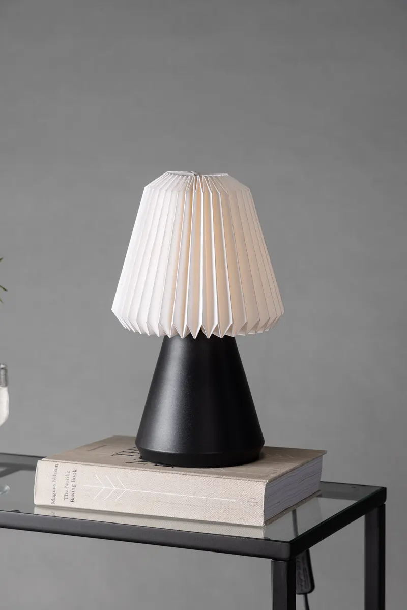 Fjällen Tischlampe mit Plisseeschirm und konischem Fuß in Schwarz, im Wohnraum, Ansicht 2