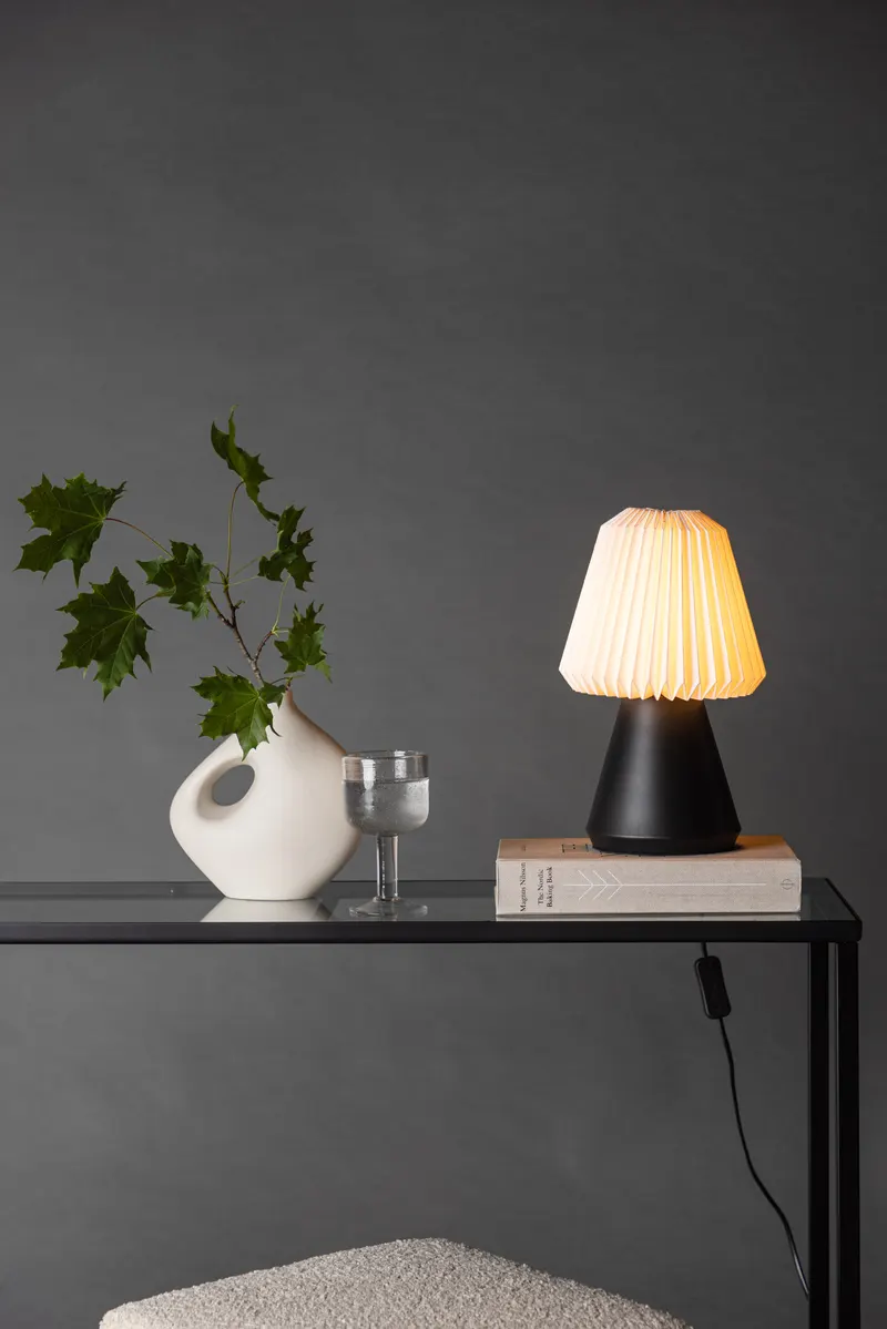 Fjällen Tischlampe mit Plisseeschirm und konischem Fuß in Schwarz, im Wohnraum, Ansicht 3
