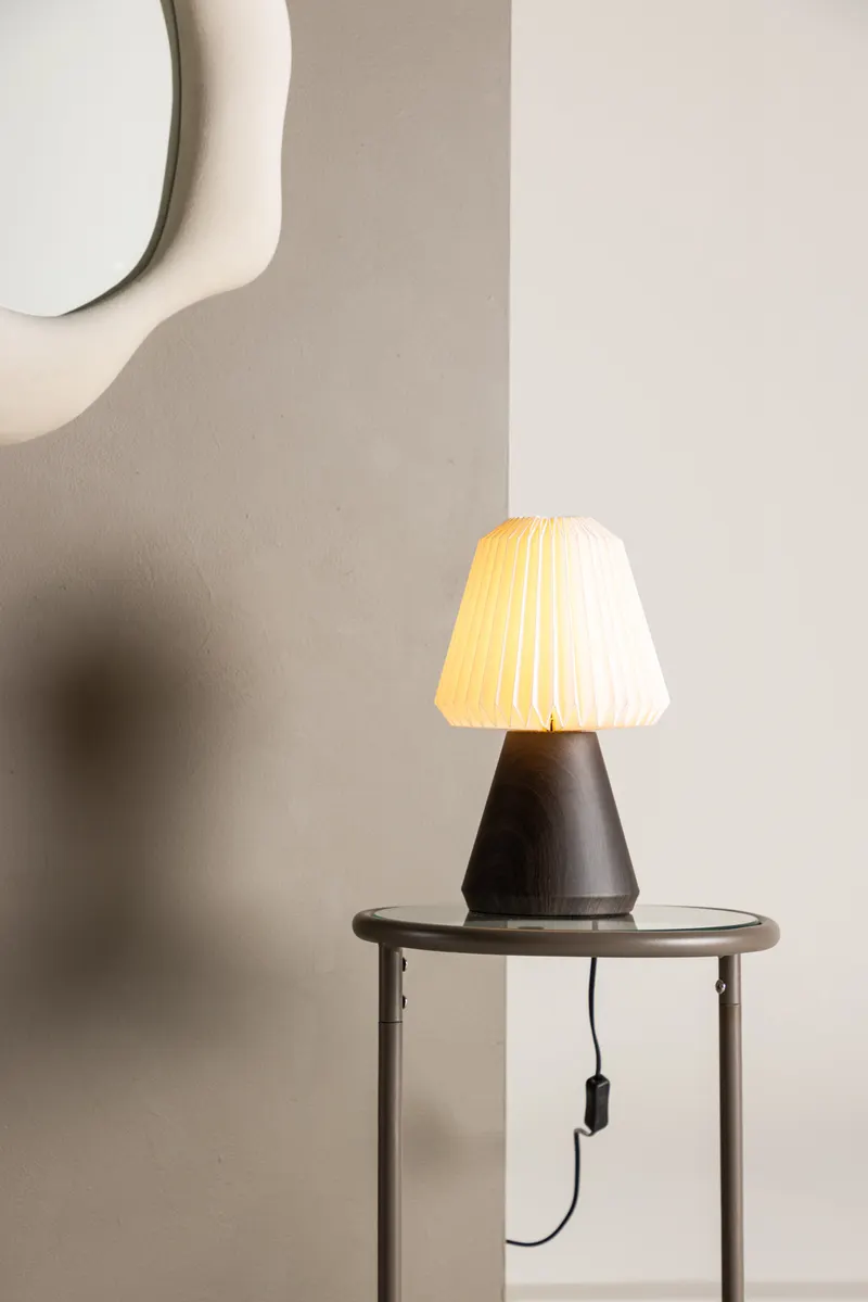 Fjällen Tischlampe mit Plisseeschirm und konischem Fuß in Walnuss, im Wohnraum, Ansicht 1