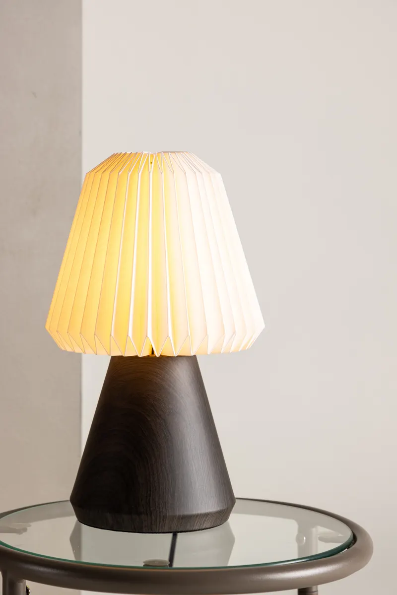 Fjällen Tischlampe mit Plisseeschirm und konischem Fuß in Walnuss, im Wohnraum, Ansicht 2
