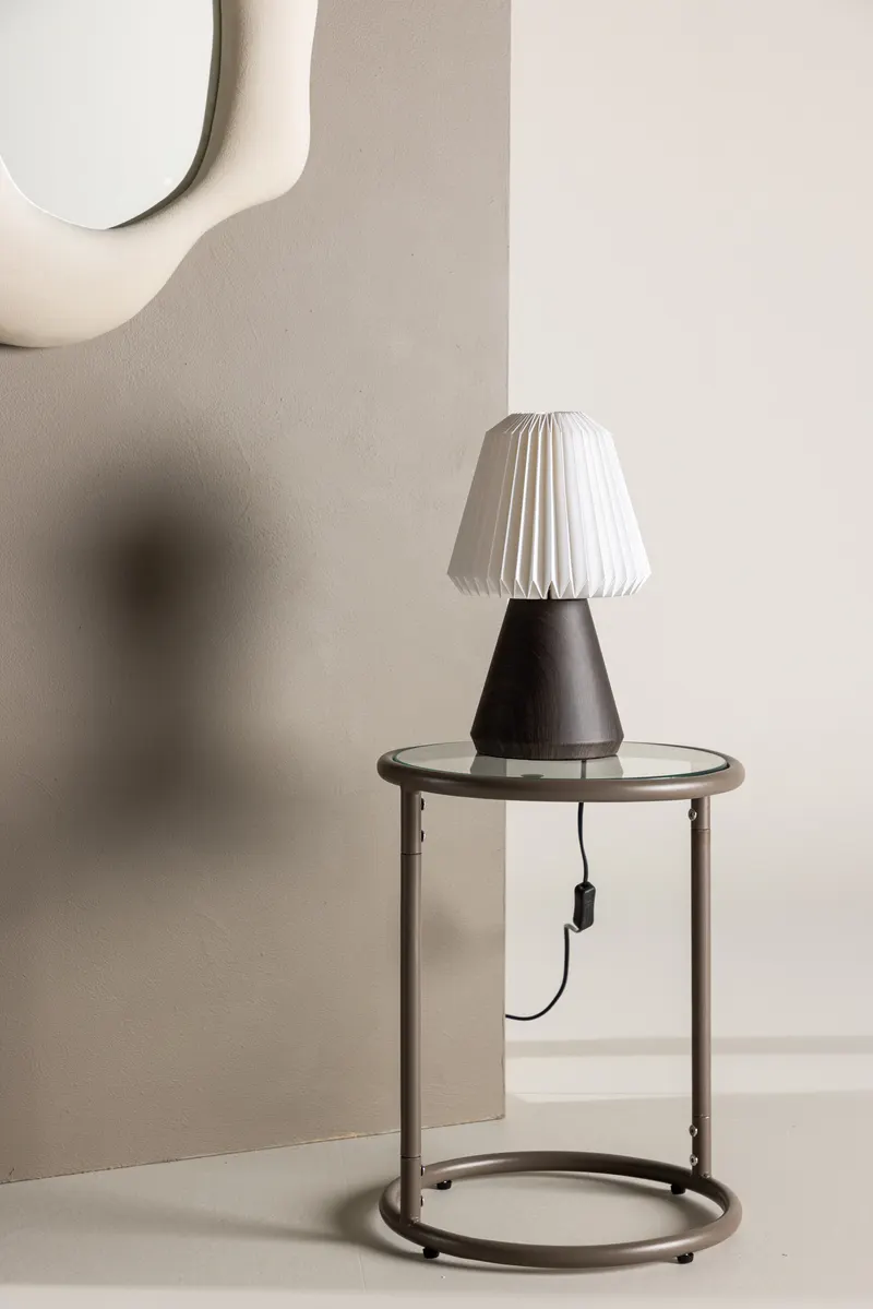 Fjällen Tischlampe mit Plisseeschirm und konischem Fuß in Walnuss, im Wohnraum, Ansicht 3