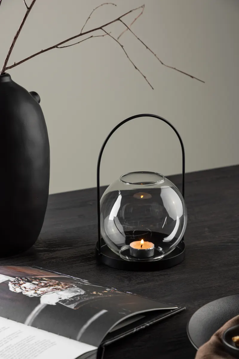 Flora Windlicht-Laterne mit Bügel aus Eisen und Glas in Ø 22 cm, im Wohnraum, Ansicht 1