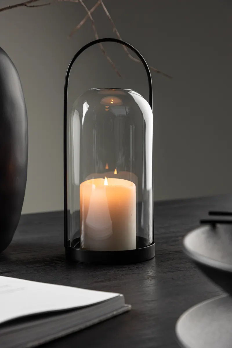 Flora Windlicht-Laterne mit Bügel aus Eisen und Glas in Ø 11 cm, im Wohnraum, Ansicht 1