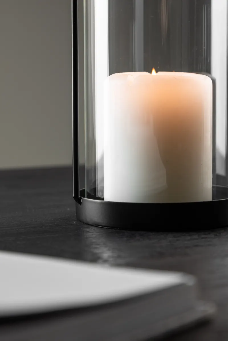 Flora Windlicht-Laterne mit Bügel aus Eisen und Glas in Ø 11 cm, im Wohnraum, Ansicht 2