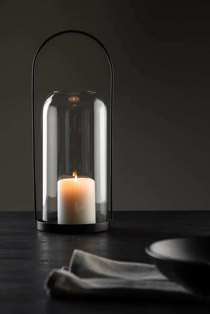 Flora Windlicht-Laterne mit Bügel aus Eisen und Glas in Ø 13 cm, im Wohnraum, Ansicht 1